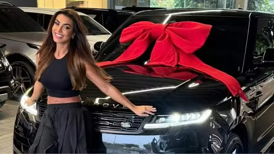 Nicole Bahls comprou uma Range Rover Sport 2026, que custa a partir de 1,15 milhão, decidindo pela maçaneta. É interess…