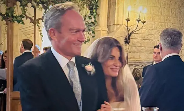 Jemima Goldsmith compartilhou fotos do casamento com Cameron O'Reilly, sendo este seu segundo matrimônio. É interessant…