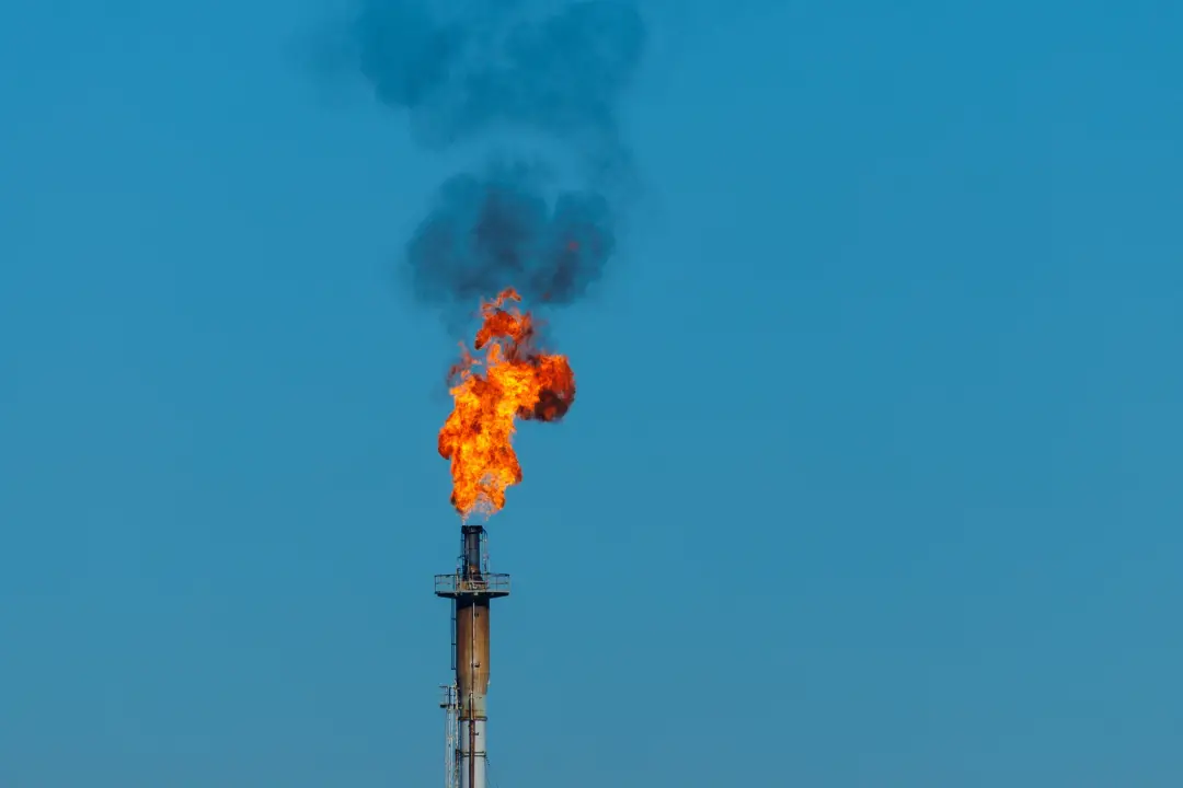 Petróleo Brent fechou em queda de 2,69% com a reunião EUA e houthis em Omã. O alívio foi pequeno porque os houthis cont…