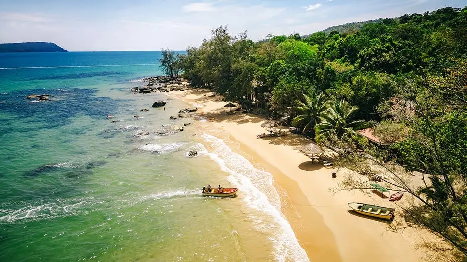 Cambodja com aviso de nível 2 do Departamento de Estado dos EUA por riscos de crime e minas não detonadas. A recomendaç…