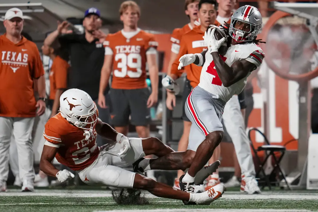 Jeremiah Smith fez oito recepcoes para 164 jardas, incluindo um touchdown de 18 jardas no Ohio State contra Texas. Foca…