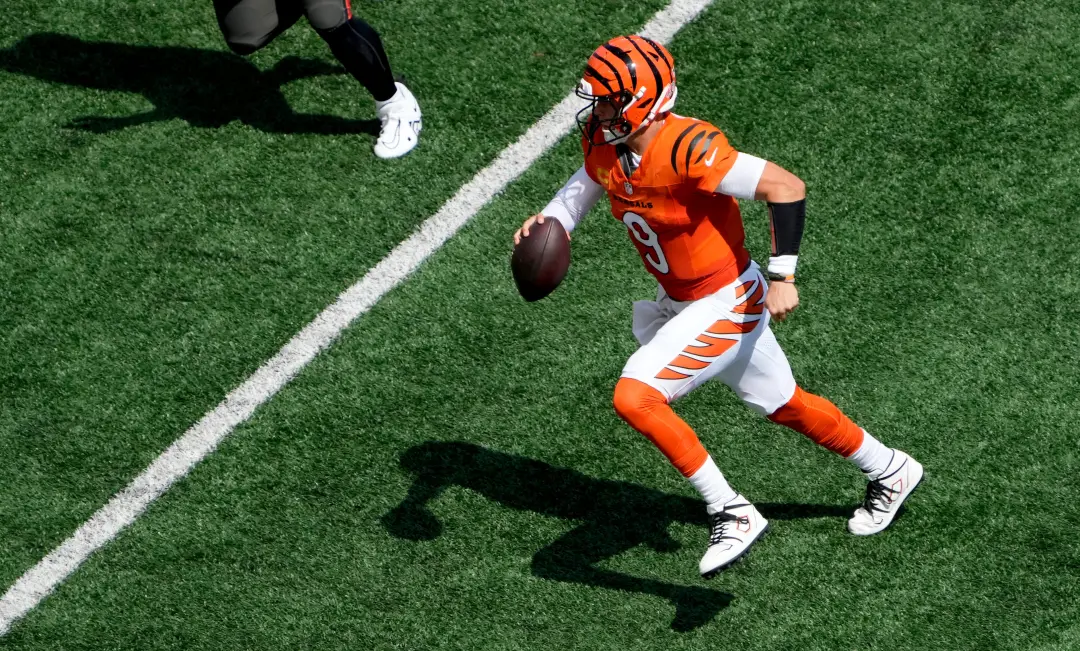 Joe Burrow recebeu um impacto forte no ombro de arremesso no jogo Bengals contra Buccaneers, na primeira metade do prim…