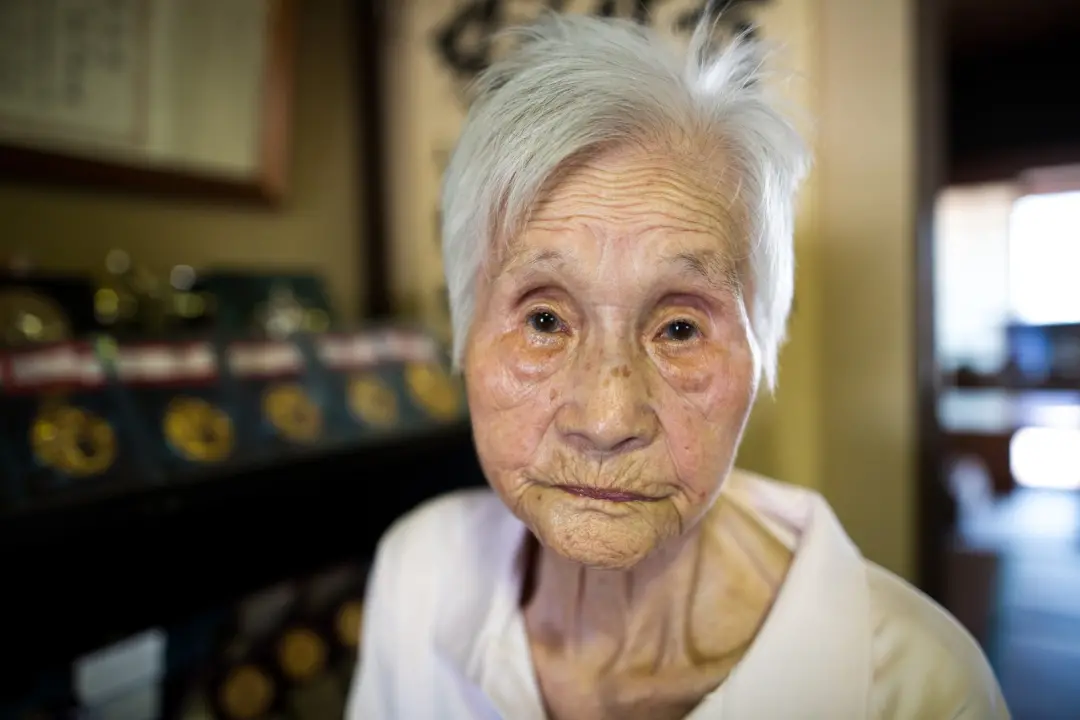 Mais de cem mil pessoas no Japão têm mais de cem anos. Isso mostra o avanço da saúde e da longevidade do país. Acho imp…