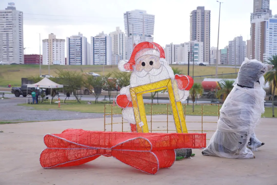 Centro Cultural Oscar Niemeyer começou a montagem do Natal do Bem 2026 em Goiânia, com sete casinhas renovadas e 29 qui…