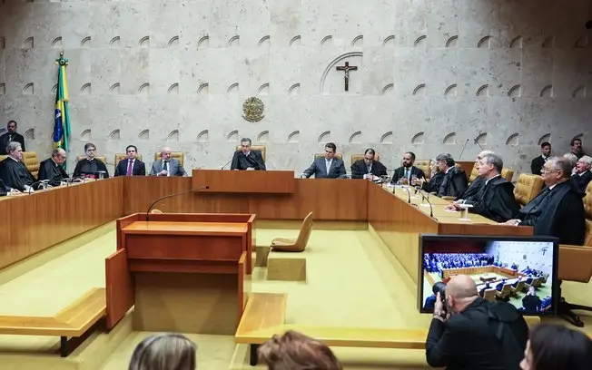 STF retomou sessões após a suspensão de casos envolvendo Moraes e Mendonça. A disputa sobre o rito de julgamento, que e…