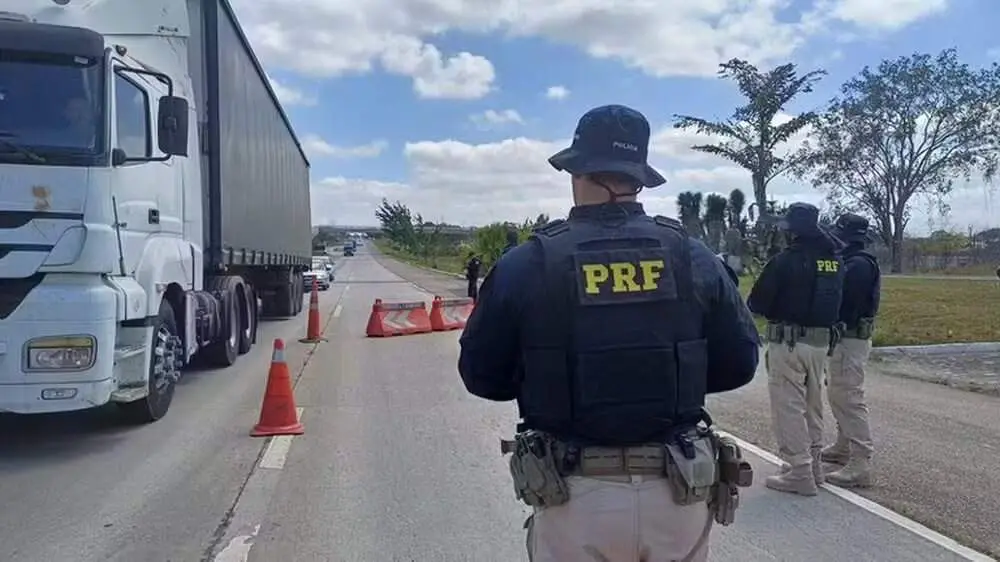PRF restringe bloqueios em rodovias nos dias de votação, conforme portaria do Diário Oficial da União. É bom que a fisc…
