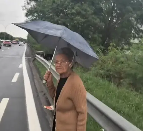 Três motoristas ajudaram uma idosa de 89 anos desorientada na Linha Vermelha, perto da saída do Galeão. É uma cena que …
