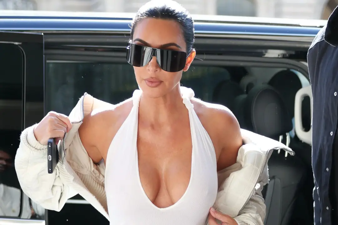 Kim Kardashian saiu em Paris com vestido branco depois de o tribunal francês dar uma compensação simbólica de um euro p…