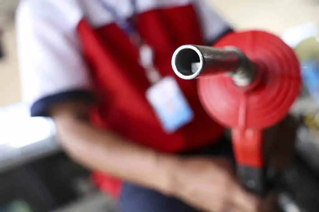A defasagem do diesel nos polos da Petrobras chegou a 119%, ou 3,89 reais por litro, um aumento de 40 centavos em um di…