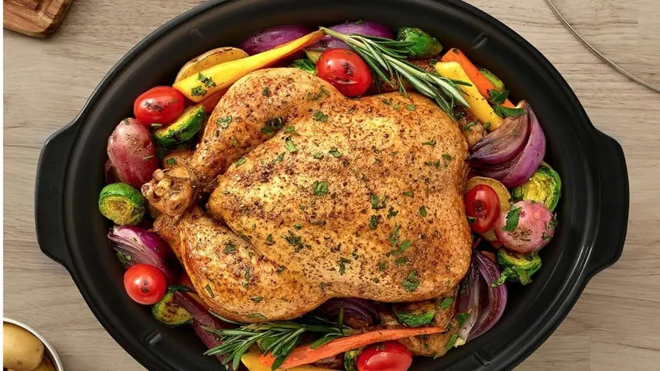 Um Crock-Pot de 7 litros está em promoção por 45 dólares, permitindo cozinhar até nove pessoas. É um bom achado para re…