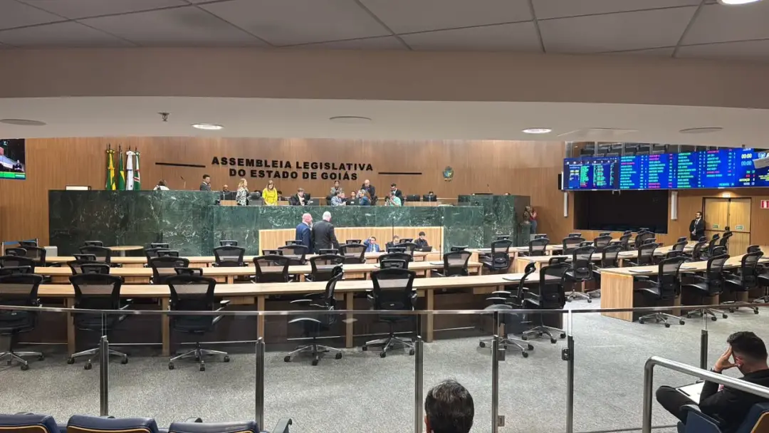 Bruno Peixoto reafirmou que faltas sem justificativa na Alego terão desconto no salário no mês seguinte. Isso reforça a…