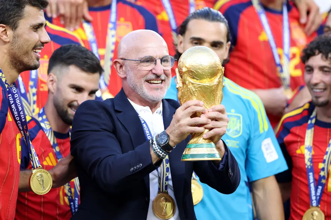 De La Fuente renova contrato com a Espanha até 2032, e o técnico entra no grupo dos mais bem pagos. É uma aposta na con…