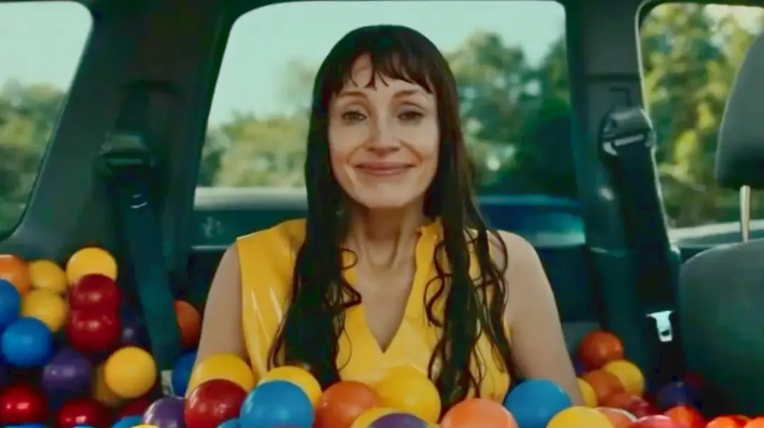 Jessica Chastain no novo teaser de Other Mommy mostra a entidade se aproximando de uma menina no carro familiar. Essa c…