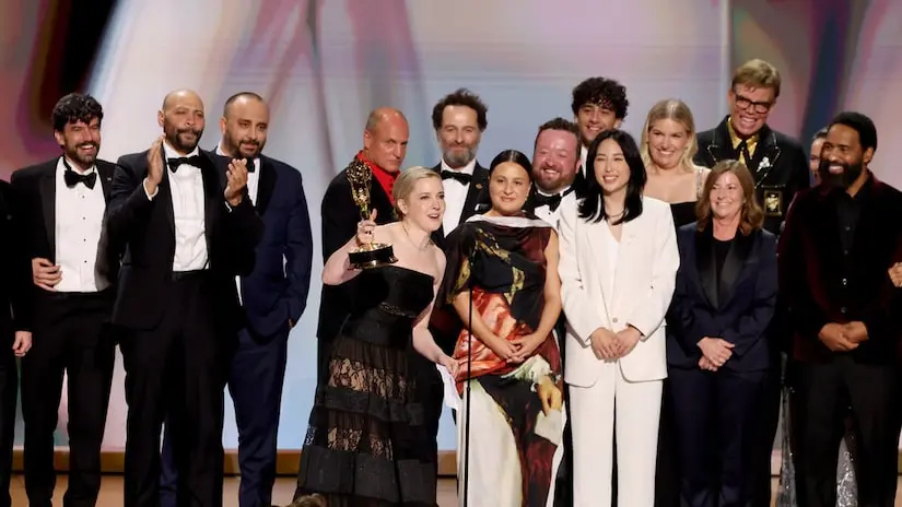 Matthew Rhys e galera do Widows Bay celebraram a vitória na Emmys, e Woody Harrelson apareceu no palco. Achei interessa…