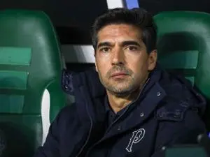 Abel tirou Vitor Roque do time titular do Palmeiras para o jogo contra a LDU. A substituição mostra a cautela do técnic…