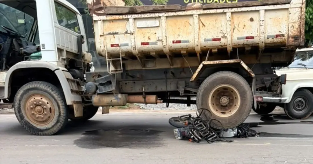 Além Paraíba, MG. Um motoboy de 27 anos morreu depois de ultrapassar um táxi, perder o controle e bater em um caminhão …