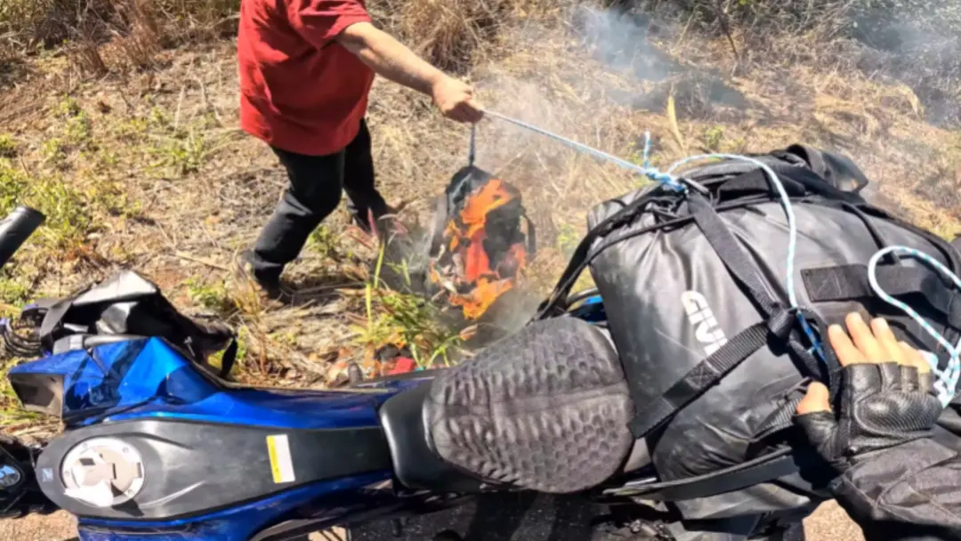 Motorista de ônibus alertou motociclista sobre fogo em alforge na estrada de Mato Grosso, perto de Porto Estrela. É um …