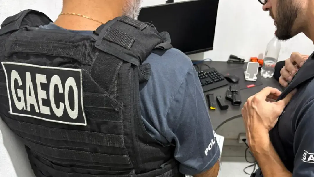 Paranaguá, dois guardas municipais foram presos por agredir e atear fogo em uma pessoa. A ação, que começou com abordag…