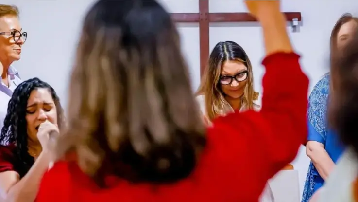 Campanha busca evangélicos com cerca de 10 milhões de panfletos com frases bíblicas. A estratégia visa associar Lula a …