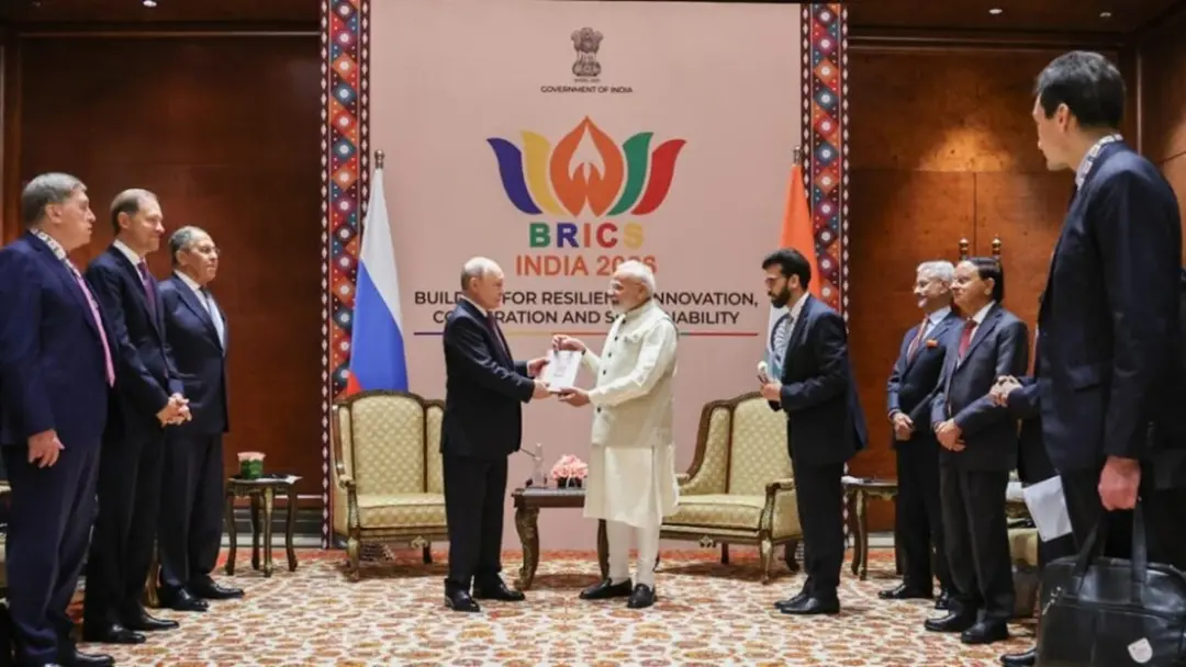 Nova Délhi, BRICS condenou tarifas e sanções econômicas em cúpula recente. Essa tentativa de criar um sistema menos sub…