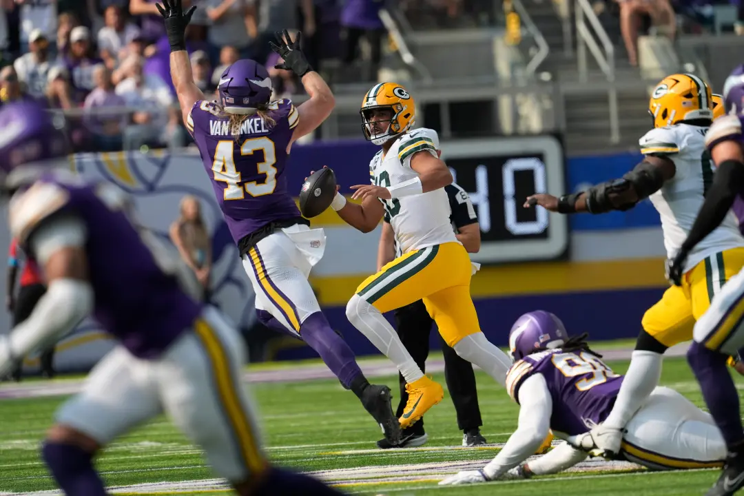 Andrew van Ginkel, defensor dos Vikings, acumulou 1,5 sack e um fumble forçado na vitória contra os Packers. A defesa d…