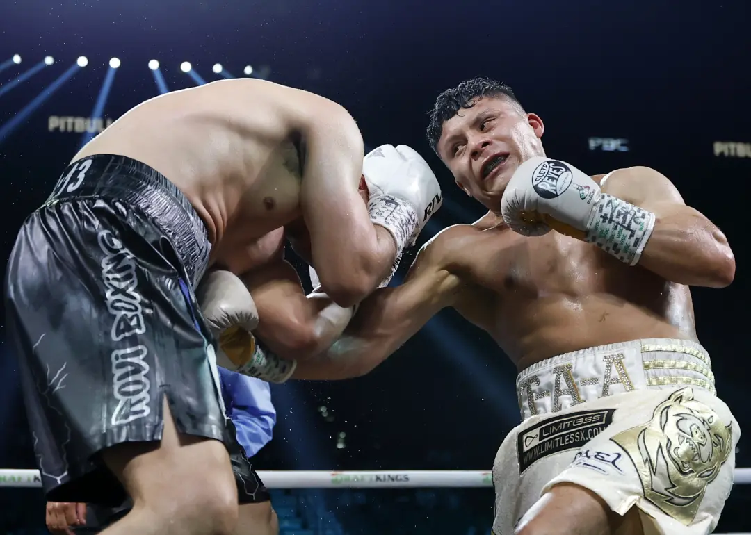 Pitbull Cruz defende o título interino WBC super leve em San Diego, Califórnia, neste sábado. É o primeiro combate com …