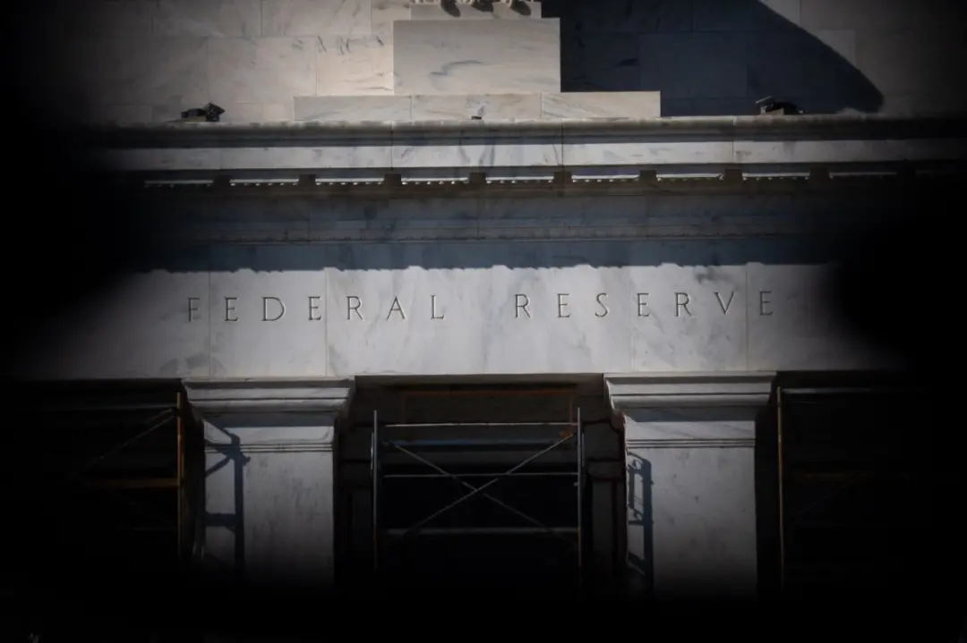 Federal Reserve eleva os juros para a faixa de 3,75% a 4% ao ano. A medida visa segurar a inflação, que tá acima da met…