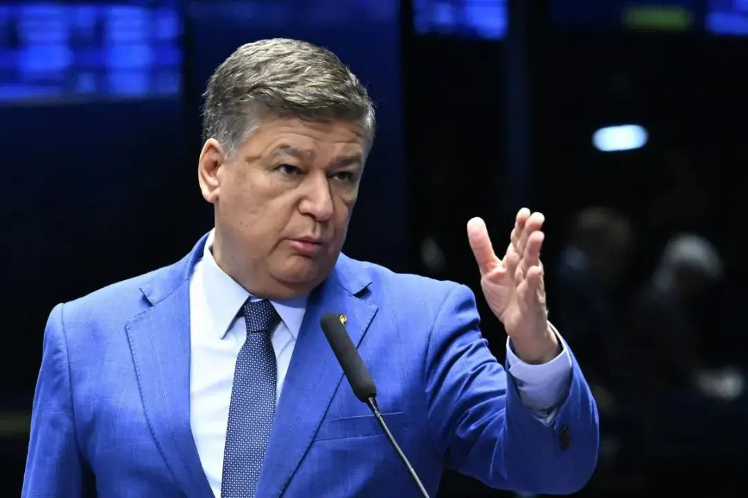 Senador Carlos Viana criticou Davi Alcolumbre diante do plenário fechado do Senado, acusando omissão e covardia. A port…