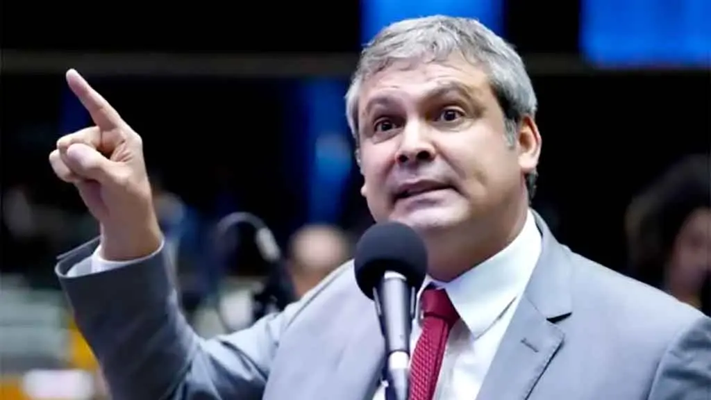 Lindbergh Farias pediu ao STF o bloqueio de bens de Flávio Bolsonaro em até R$ 72 milhões, alegando origem ilícita dos …