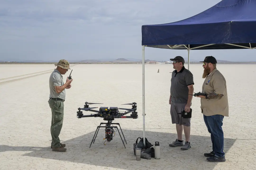 Edwards, Califórnia, vê simulações de pouso na Lua em andamento. A equipe instalou o sistema SPLICE no drone Alta-X par…