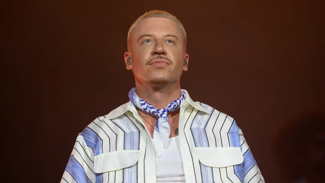 Macklemore vai doar 1 milhão de dólares para grupos de apoio palestino e convida Robert Kraft a igualar. Isso acontece …