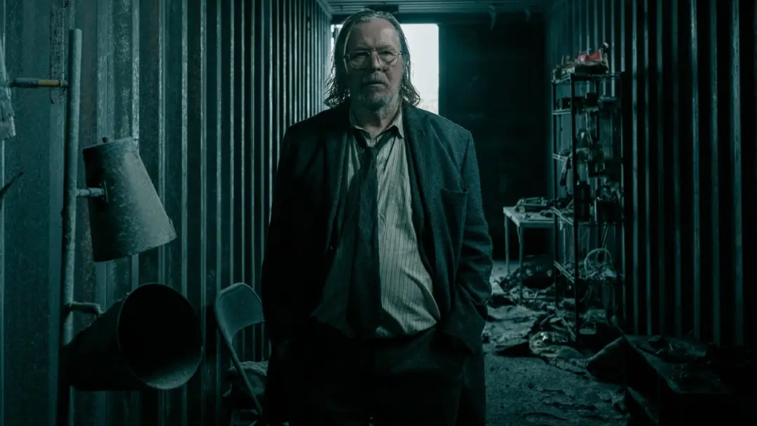 Struan Loy morreu numa cena violenta da estreia da temporada 6 de Slow Horses, deixado para queimar num contêiner. A ap…