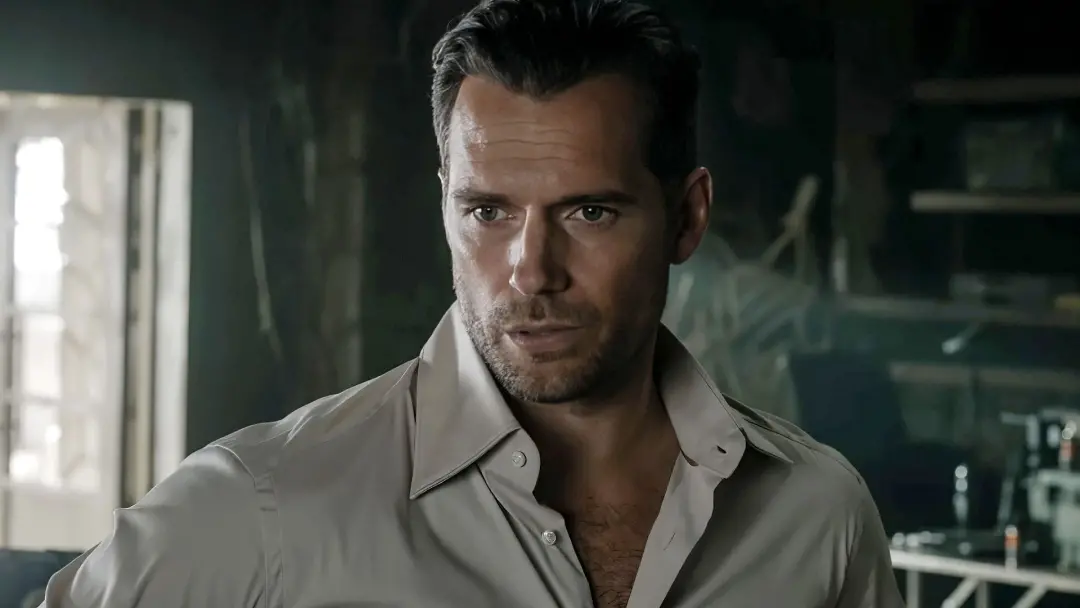 Henry Cavill e Guy Ritchie fizeram um thriller de espionagem classificado como R, e ele tá dominando os streamings. É b…