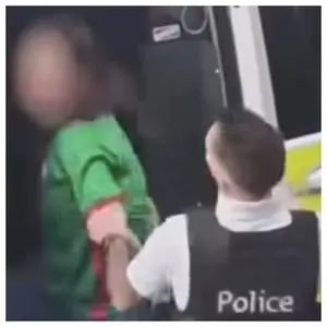 Na Bélgica, um policial agrediu uma mulher algemada durante uma prisão. É preocupante ver a violência institucional em …