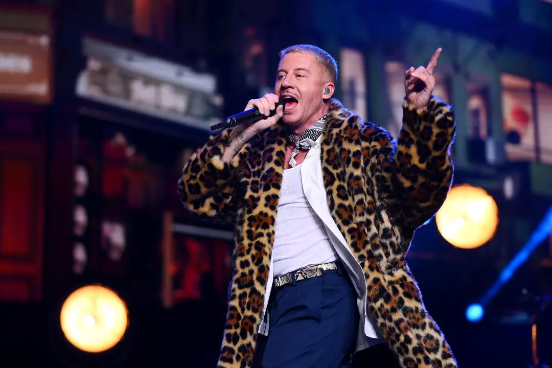 Macklemore vai doar 1 milhão de dólares dos seus ganhos na turnê do Ed Sheeran para apoiar o povo palestino. É um gesto…
