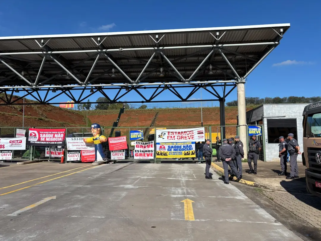 Indaiatuba, SP. Justiça do Trabalho mandou os Correios desocuparem o centro de tratamento de cartas imediatamente. A pa…