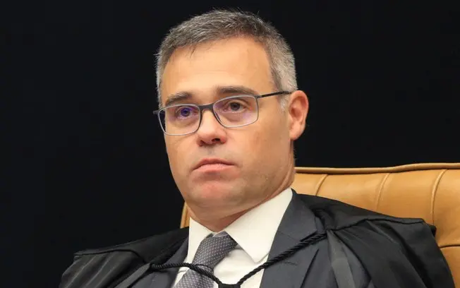Ministro do TSE André Mendonça determinou a exclusão de vídeo feito com IA ligando Flávio Bolsonaro a Daniel Vorcaro. A…