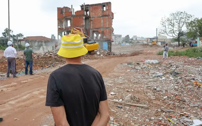 Última casa da Favela do Moinho, em São Paulo, foi demolida. Manuel Severino Silva, morador há 20 anos, agora entra no …