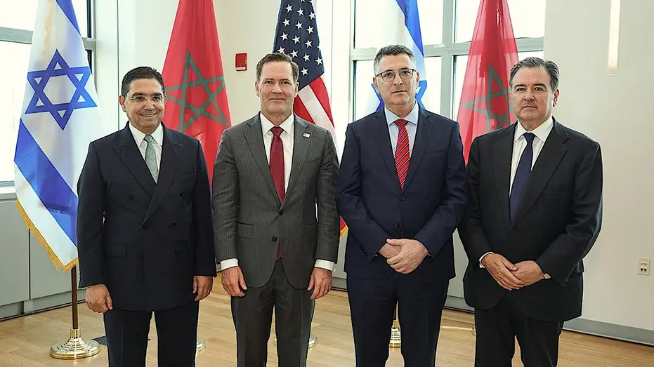 Em Nova York, Israel e Marrocos decidiram criar embaixadas completas e trocar embaixadores. Isso avança a cooperação em…