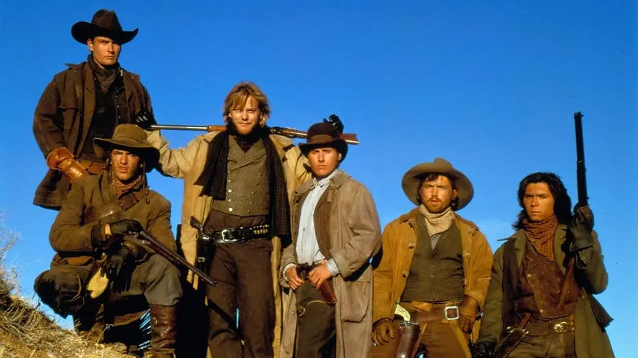 Dermot Mulroney e elenco de Young Guns se reuniram em Dallas, Texas, quase 40 anos depois. Ver caras assim ainda com en…