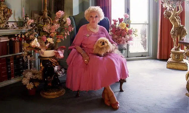 Barbara Cartland pensou que homens nao deveriam ser virgens na noite de casamento, mas uma pessoa sabia o que fazer. Ac…