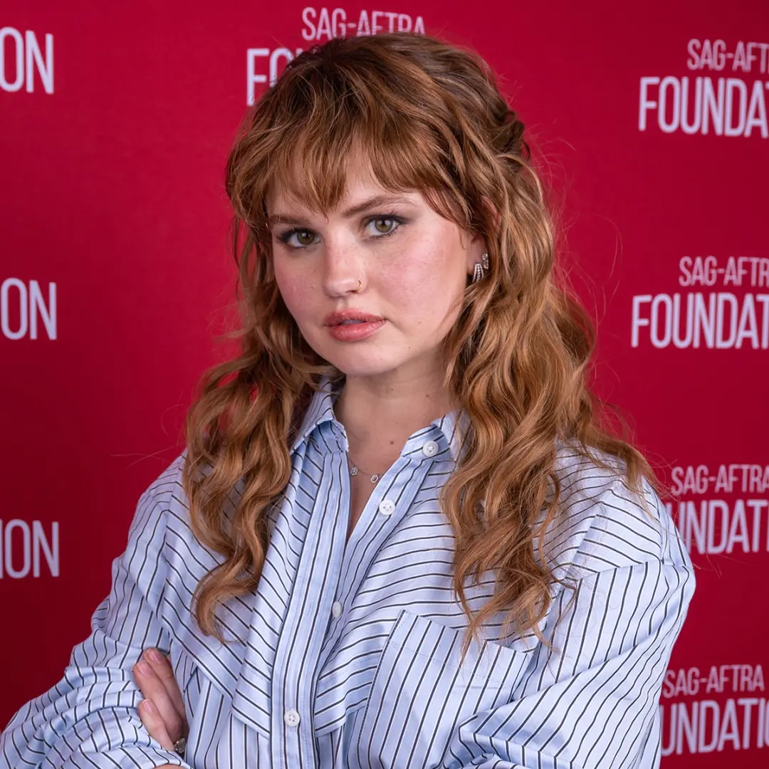 Debby Ryan falou sobre as migrañas que se tornaram infernais após cinco concussões. É um lembrete de como o corpo carre…