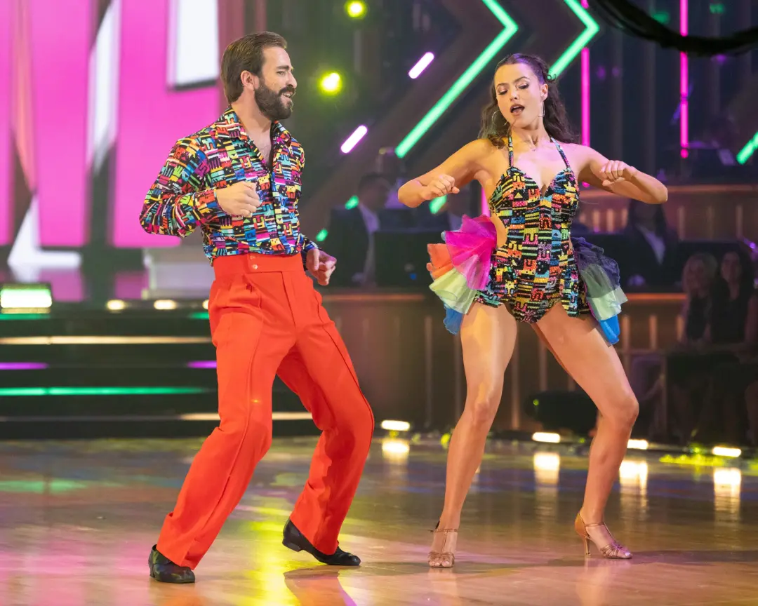 Whitney Leavitt apoiando o marido Conner apesar da eliminação dele no Dancing With The Stars. Ela disse que ele saiu da…