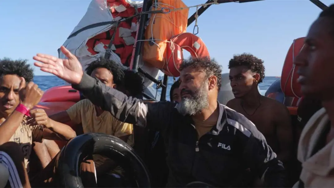 Resgate em águas perto da costa líbia envolve refugiados e milícia armada. O documentário mostra a família Hani, que pe…