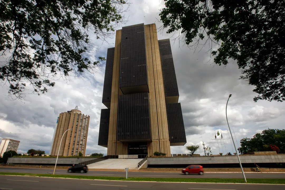 Cortou em 0,25 ponto percentual, chegando a 13,75%, a taxa básica de juros pela quinta vez. A indecisão do Banco Centra…