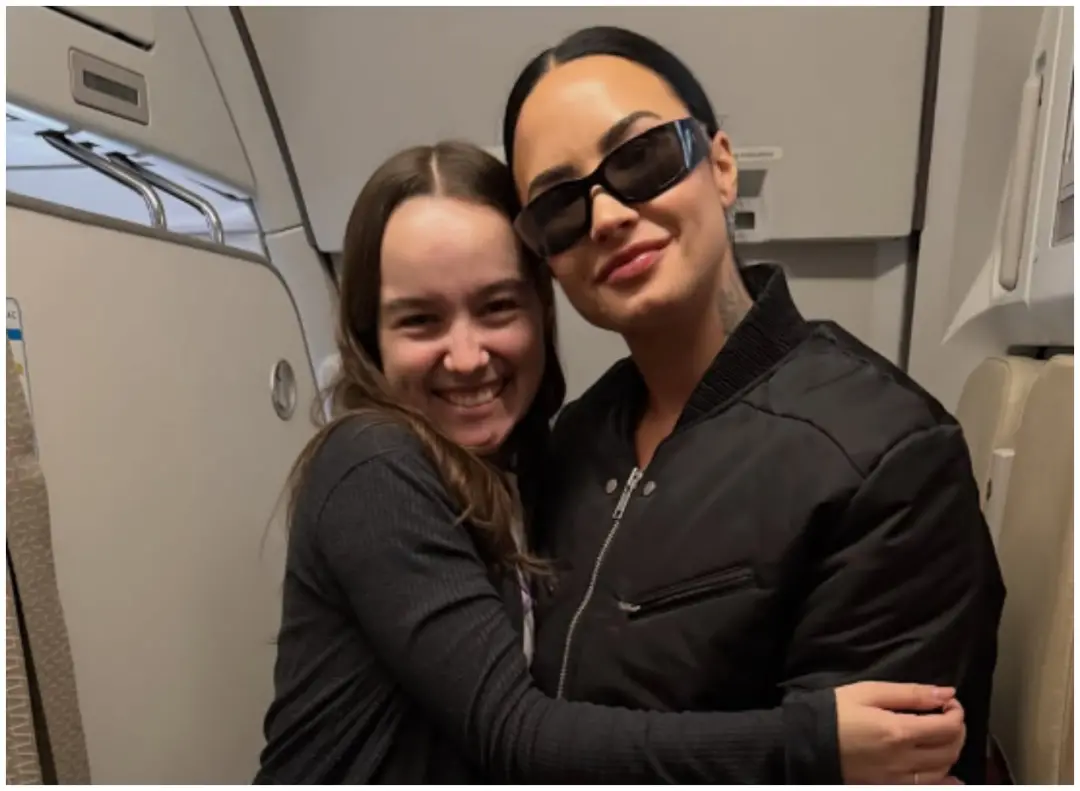 Comissária Júlia Tavares tentou seis voos sem conseguir vaga e só encontrou Demi Lovato no sétimo, no Rio de Janeiro. É…