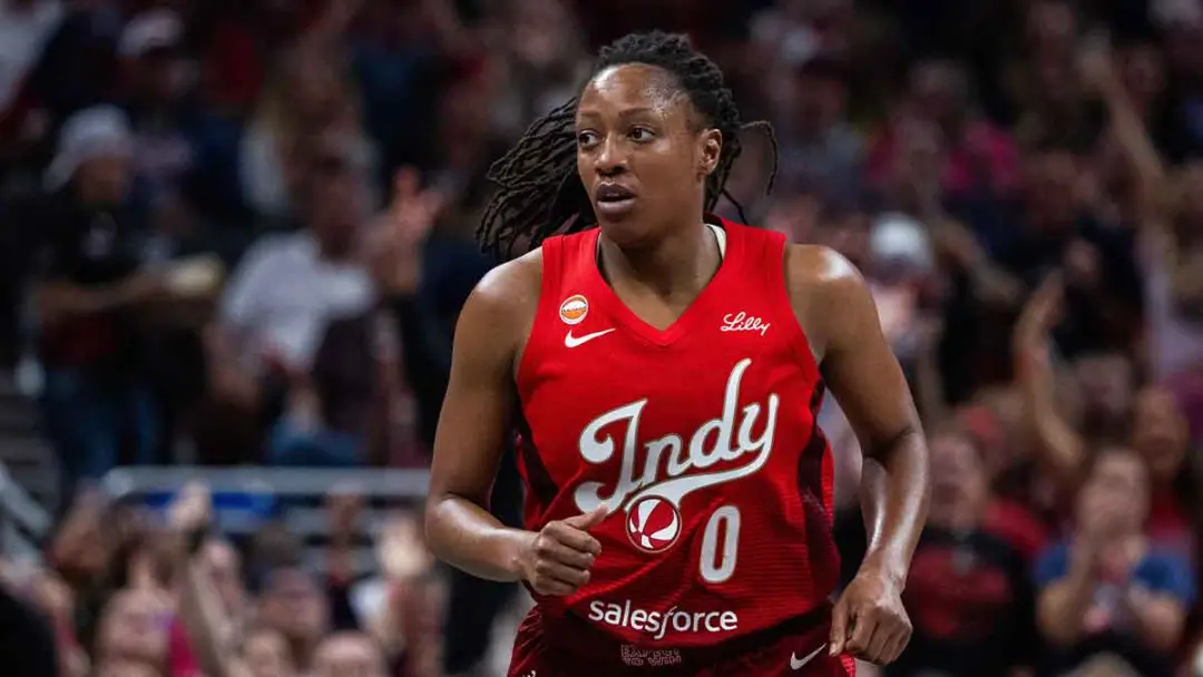 Kelsey Mitchell, do Indiana Fever, falou sobre não se prender a hipóteses com os playoffs chegando. É um jeito maduro d…
