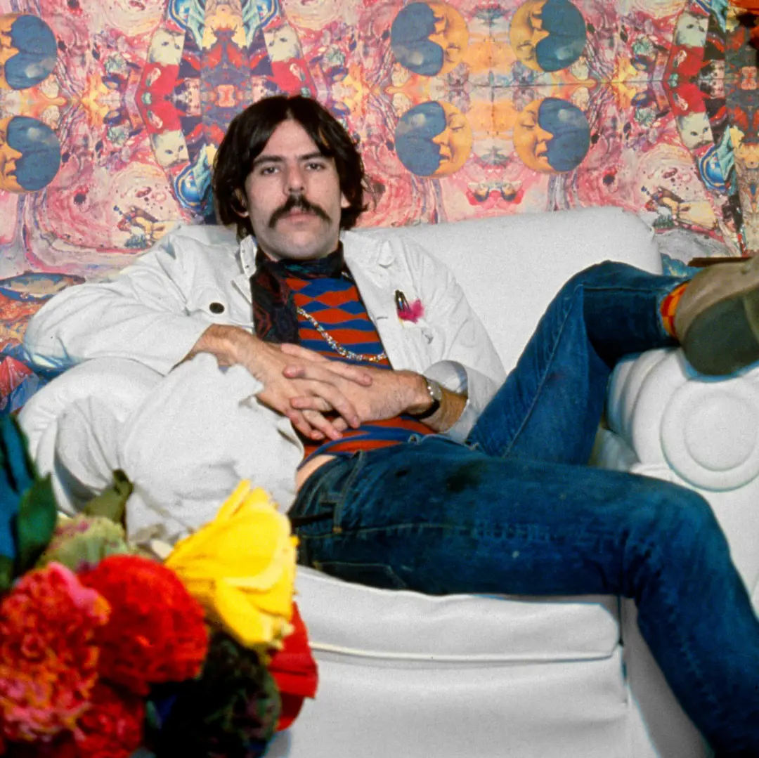 Peter Max, artista icone da cultura jovem, faleceu aos 88 anos. Seu trabalho com a estética psicodélica dos anos 60 o t…