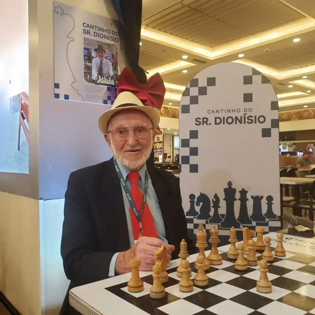 Seu Dionísio, com 96 anos, deixou uma mesa vazia no Goiânia Shopping. Por anos, ele usou o xadrez como forma de encontr…