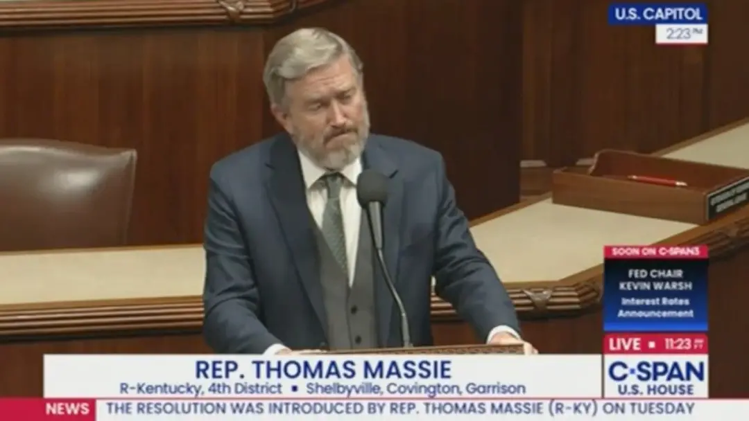 Thomas Massie disse que o jogo no Congresso tá fraudado, com cargos de comissão sendo alugados. É frustrante ver a polí…